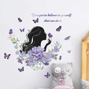 Adesivo murale silhouette donna con fiori viola, farfalle e citazione motivazionale