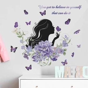 Elegante Adesivo da Parete Silhouette Donna Fiori Viola Farfalle PVC Rimovibile Decalcomania con Citazione Ispiratrice per Arredamento Camera Letto Soggiorno