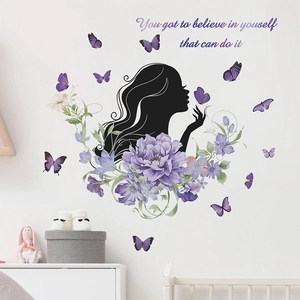 Adesivo murale sagoma donna con fiori viola e farfalle per decorazione d'interni