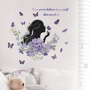 Adesivo murale con fiori viola silhouette femminile e farfalle per decorazione d'interni