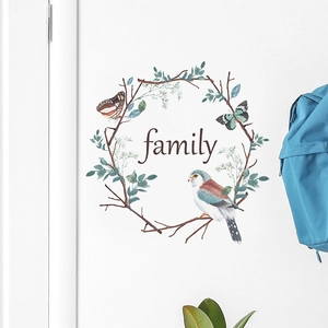 Sticker mural aquarelle avec oiseau, couronne de fleurs et inscription 'family' décor