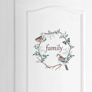 Sticker mural couronne de branches avec texte family et oiseaux pour déco intérieure