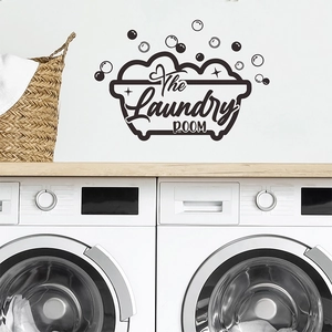 Sticker mural noir The Laundry Room avec bulles et cœurs sur un mur blanc de buanderie