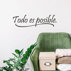 Minimalistisches Wandtattoo mit Todo es posible Spruch in gemütlicher Wohnumgebung