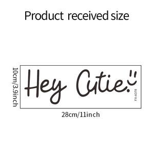 Dimensions de l'autocollant mural 'Hey Cutie' mesurant 28x10cm avec un visage souriant
