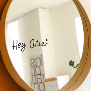 Sticker miroir rond Hey Cutie avec motif smiley pour décoration murale moderne