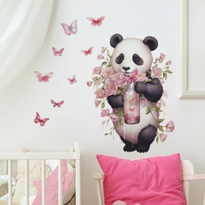 Détail du sticker mural panda avec papillons roses dans un décor de chambre d'enfant
