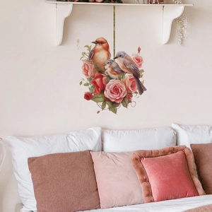 Sticker mural de chambre avec oiseaux élégants et roses roses sur un lit douillet