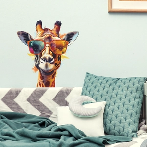 Sticker mural girafe artistique avec lunettes dans une chambre moderne bleue