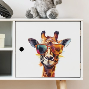 Sticker girafe artistique avec lunettes sur armoire blanche pour déco de chambre