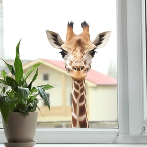 Détail du sticker de fenêtre girafe 3D réaliste montrant la tête regardant la pièce