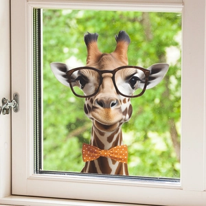 Lustiger Giraffen-Wandsticker mit Brille und gepunkteter Fliege an einem Glasfenster