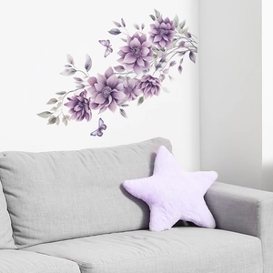 Détail de stickers muraux fleurs violettes et papillons sur un canapé gris clair