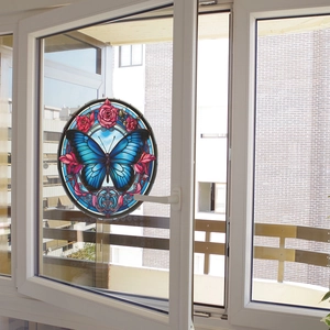 Runde Fensterfolie in Buntglas-Optik mit blauem Schmetterling und roten Rosen Deko