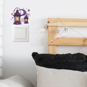 Detail von lila muslimischen Kronleuchter-Wandaufklebern über einem Schlafzimmerschalter