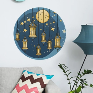 Dettaglio dell'adesivo murale Ramadan con lanterne e luna in un salotto accogliente