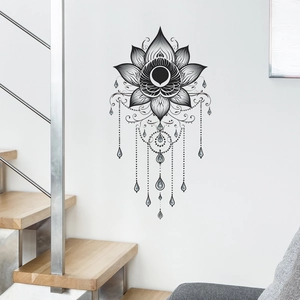 Adesivo murale lotus mandala nero e bianco con dettagli pendenti per decorazione camera da letto
