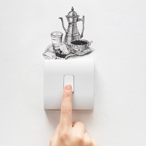 Détail d'un sticker mural croquis avec motif service à café au-dessus d'un interrupteur