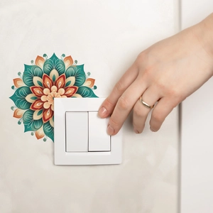 Adesivo murale mandala colorato per decorazione interruttore con mano sul pannello