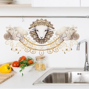 Detailaufkleber für die Wand mit weißem Widderkopf und goldener Blumenranke im 3D-Stil