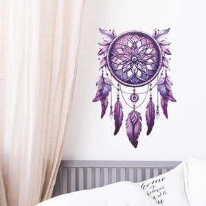 Detailansicht lila Traumfänger Wandtattoo mit Federn über einem Bett im Zimmer