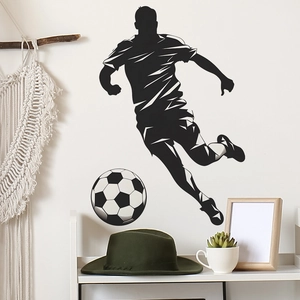 Sticker mural silhouette de footballeur à côté d'une tapisserie tissée et de plantes