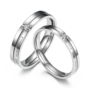 Anillos de pareja de acero de titanio con diamante y grabado Love Never Fails en plata