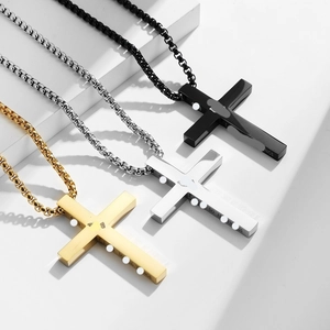 Set di tre collane con croce in acciaio inossidabile oro, argento e nero con incisione