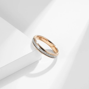 Bague en tungstène minimaliste avec intérieur or rose et incrustation motif météorite