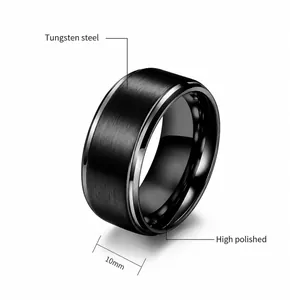 Dettaglio anello in tungsteno nero opaco 10 mm con superficie spazzolata e bordi lucidi