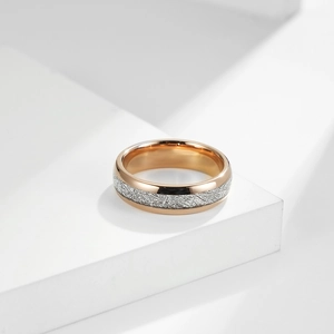 Bague en tungstène, bords or rose et incrustation effet glace sur socle blanc