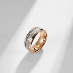 Bague en tungstène or rose avec incrustation texture météorite argentée et polie