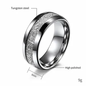 Dettaglio anello in tungsteno 8mm con trama interna spazzolata e bordi lucidi