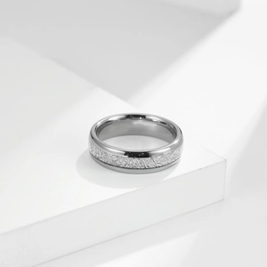 Anello classico in tungsteno argento con intarsio di meteorite su base geometrica