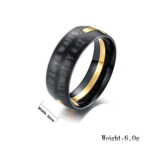 Détail macro de la bague 8mm en acier titane brossé noir et or avec croix gravée