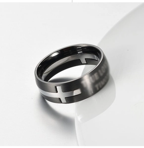 Dettaglio anello croce in titanio nero opaco con incisione True Love da uomo