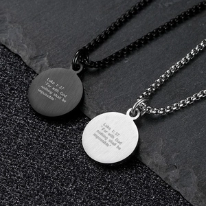 Collar con versículo bíblico Lucas 1:37 grabado en acero inoxidable plateado y negro