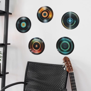 Dettaglio di 5 adesivi da parete in vinile con effetti luce neon su parete bianca