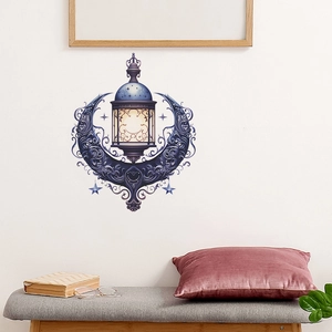 Adesivo murale con luna crescente viola e lanterna in un interno casa moderno