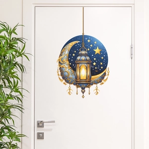 Detailansicht eines goldenen Ramadan Mond und Laterne Wandtattoos auf weißer Tür