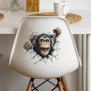 3D Gorilla-Aufkleber mit Mauerdurchbruch-Effekt auf einer weißen Esszimmerstuhl-Lehne