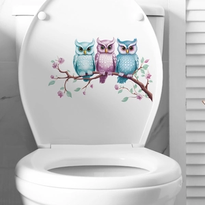 Adesivo per WC con gufi cartoon su un ramo applicato su un coperchio bianco opaco