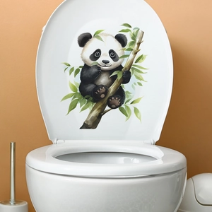 Détail d'autocollant de panda mignon et feuilles de bambou sur couvercle de toilette blanc