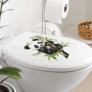Détail d'un autocollant de panda et bambou sur le couvercle d'une toilette blanche