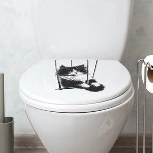 Sticker de chat sur une balançoire sur un couvercle de toilette blanc pour déco