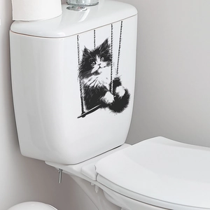Détail d'un autocollant mural chat sur balançoire sur un réservoir de toilette blanc