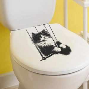 Gros plan d'un autocollant chat mignon sur une balançoire posé sur un abattant WC
