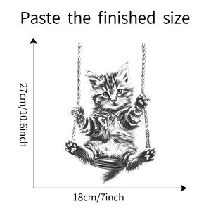 Dimensions détaillées du sticker chat sur balançoire, mesurant 18 cm sur 27 cm