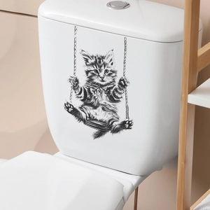 Détail d'un autocollant de chat de dessin animé sur une balançoire sur un réservoir de WC