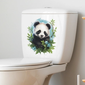 Détail d'un autocollant de panda mignon mangeant du bambou sur un réservoir de toilette